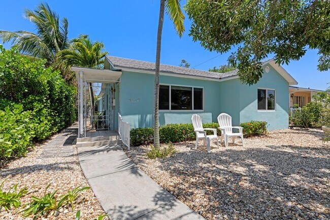 Primary Photo - 1120 N Palmway