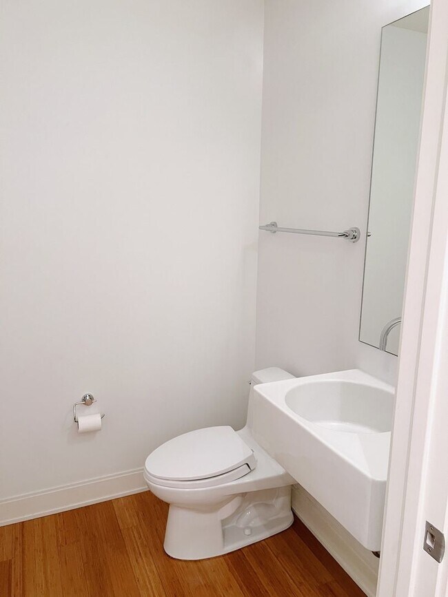 Building Photo - 1244 Square foot, luxury condo in Lakeshor...