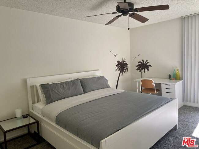 Building Photo - 1655 E Palm Canyon Dr