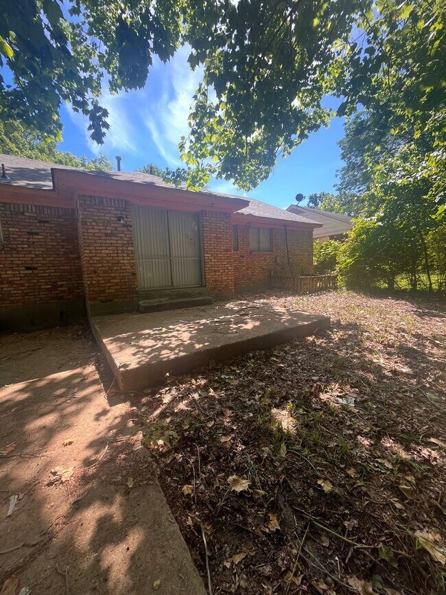 Building Photo - 3679 Ladue St
