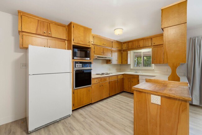 Building Photo - Reburbished 3bd/2ba, 2,275 sq ft home in Coconino Estates close to Hospital, park, downtown Flags...