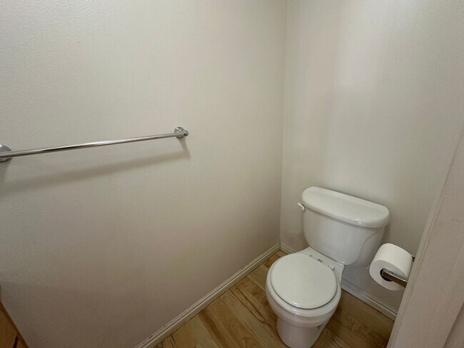 Building Photo - 2 Bed, 1.5 Bath Townhome in the Meadows