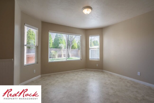 Building Photo - 5 Bedroom Pet Friendly Home! MOVE IN SPECI...
