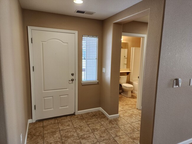 Building Photo - 4 Bedroom Home with 3 Car Garage in Dayton-Riverpark