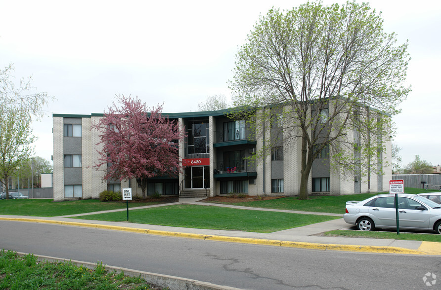 Parking Lot View - Eden Park Apartments