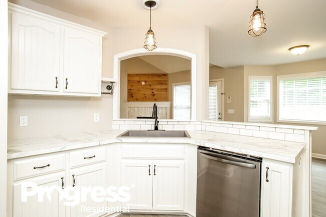 Building Photo - 305 Talon Dr SE