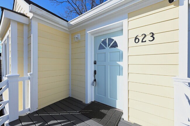 Building Photo - Sweet Cottage Charm with Updated Kitchen, Fenced Yard & Washer/Dryer Included