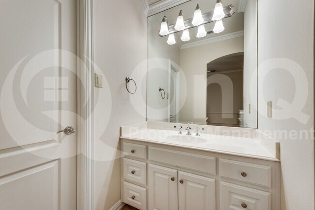 Building Photo - 5224 Longvue Dr