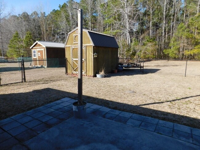 Building Photo - 119 Pella Ln