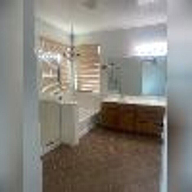 Building Photo - 4 Bedroom, 2 1/2 Bath Available Now!