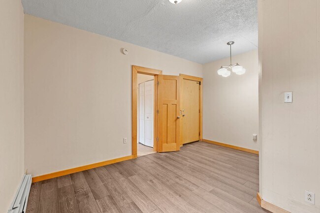 Building Photo - Updated 1-Bath 1-Bed Unit - Available Now!