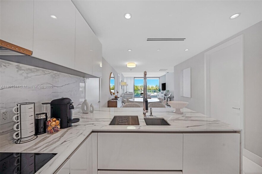 Building Photo - 10201 Collins Ave