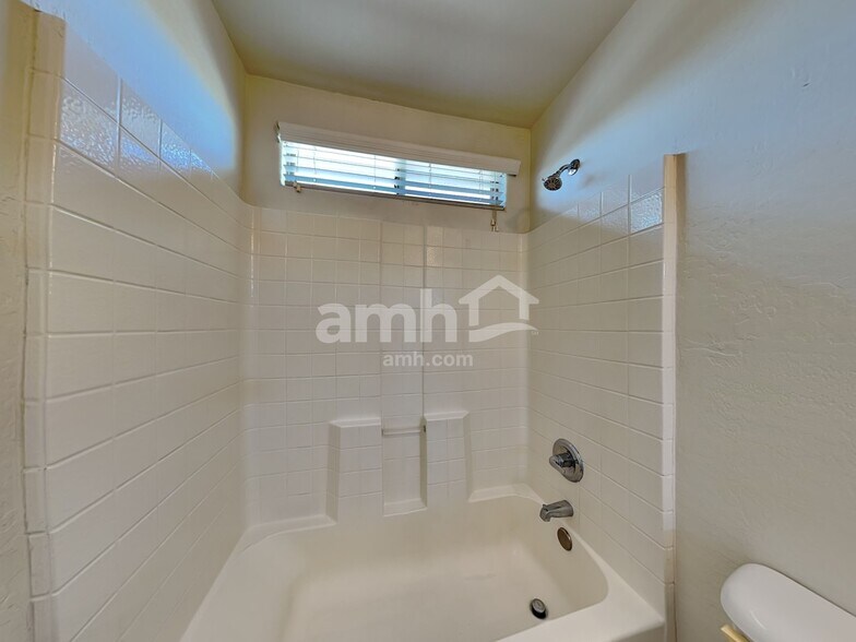 Building Photo - 2827 S 74th Dr