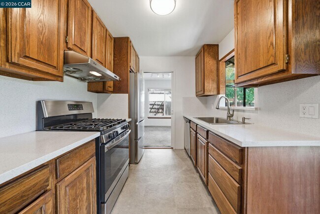 Building Photo - 1930 Sunshine Dr