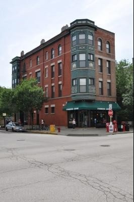 Building Photo - 1351 W Roscoe St