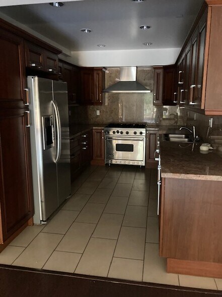 Kitchen - 11911 Mayfield Ave