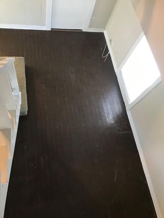 Building Photo - 1 Bedroom Garage Apartment on Austin Avenue