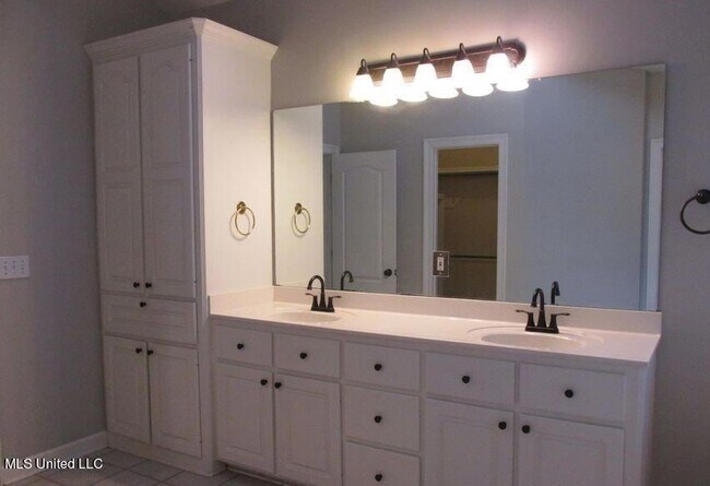 Building Photo - 201 Apple Blossom Cir