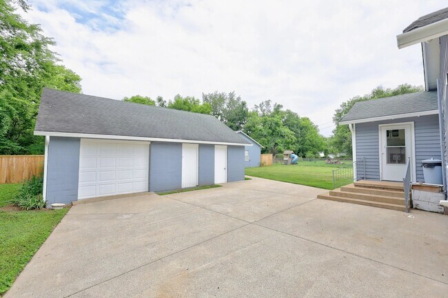 Building Photo - 110 Woodcraft Dr