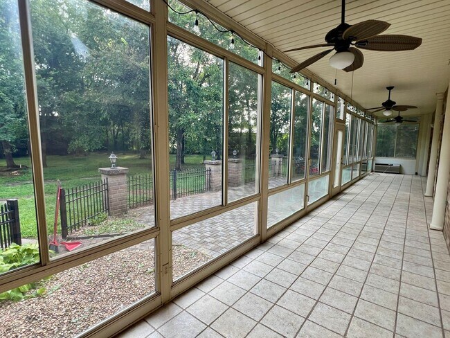 Building Photo - 1302 Honeywood Pl
