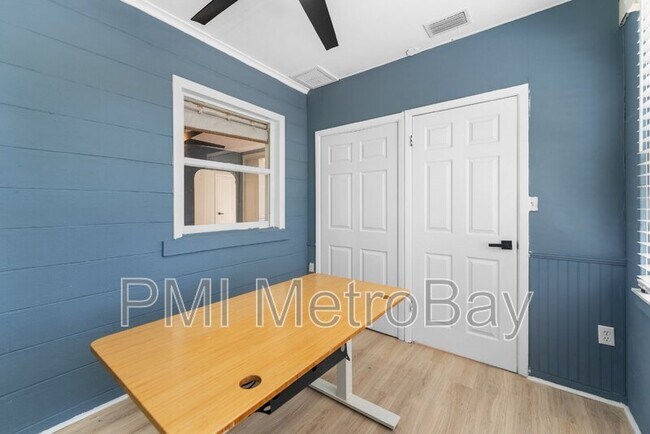 Building Photo - 4939 Woodland Dr