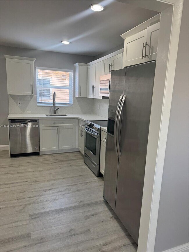 Building Photo - 2 bedroom in Hallandale FL 33009