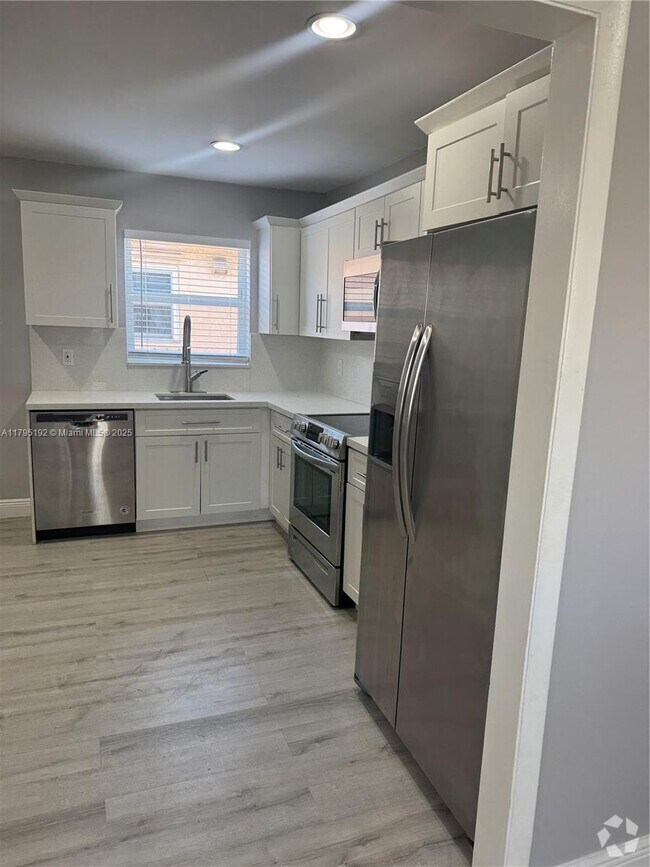 Building Photo - 2 bedroom in Hallandale FL 33009