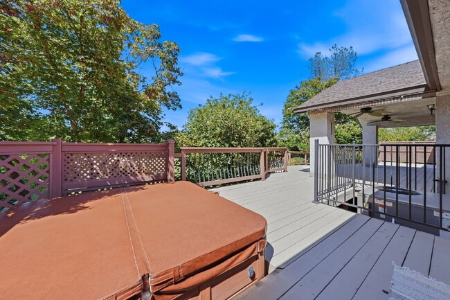 Building Photo - Beautiful Executive Level Rental on Golf Course