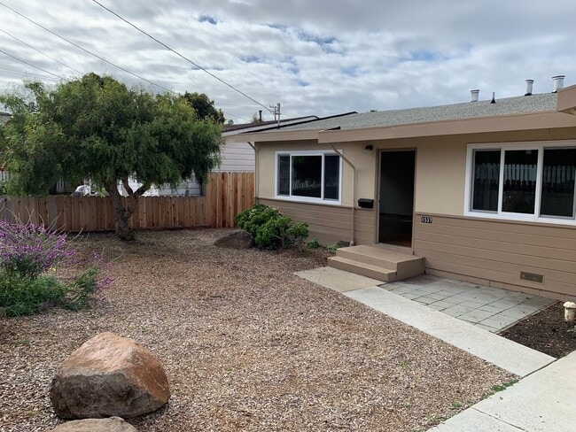 Building Photo - Great 3 Bedroom 1 and 1/2 Bath House in Se...