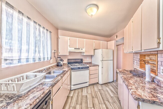 Building Photo - 5243 Orinda Ave