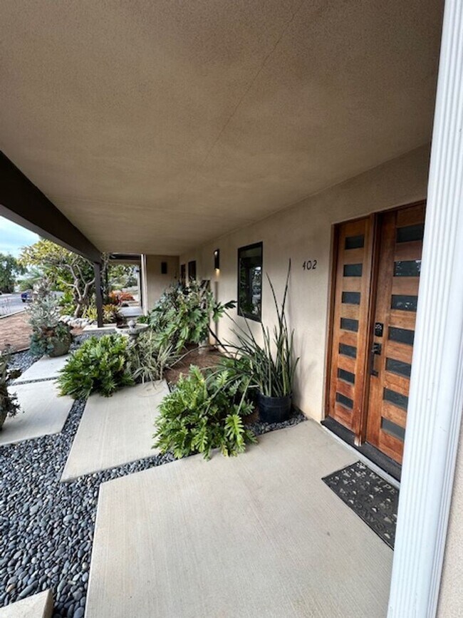 Building Photo - 402 S Clementine St