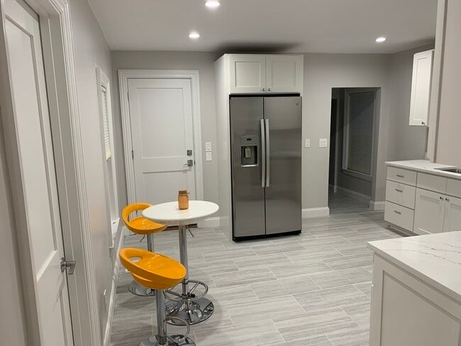 Building Photo - 27 Phillips St