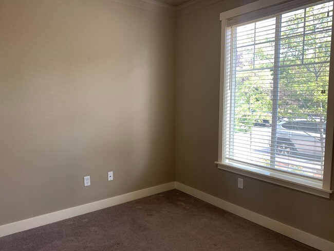 Building Photo - 4 Bedroom 2.5 Bath Peabody Townhome in the...