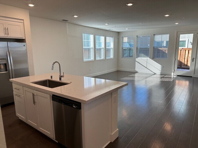 Building Photo - 2056 Marina Dr