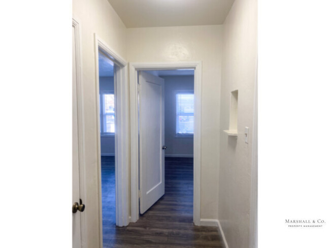 Building Photo - CHARMING TOP FLOOR 2BR/1BA IN SMALL AND QU...