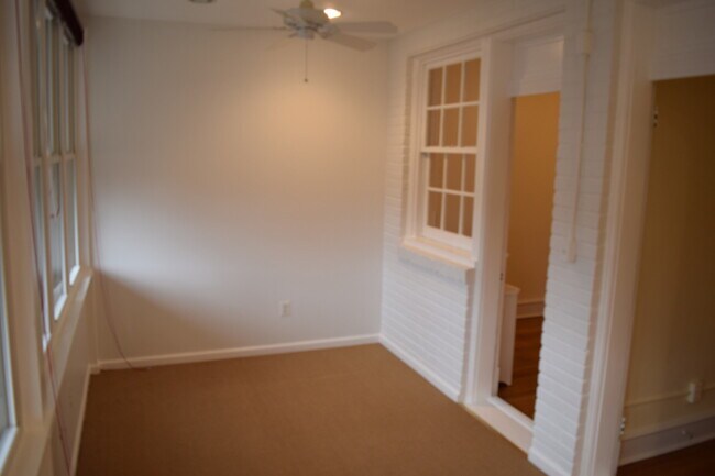 Building Photo - Regal Rowhome! 3 Beautiful Finished Levels!
