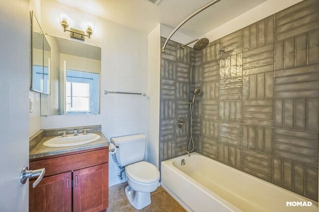 Building Photo - 2 Bedroom 2 Bathroom Loft Condo in RiNo (R...