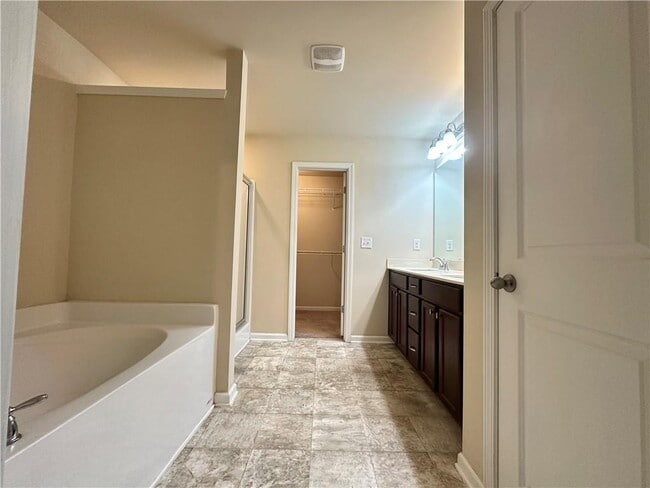 Building Photo - 244 Highland Pointe Cir E