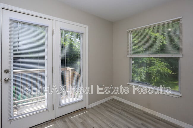 Building Photo - 205 White Oak Dr NE