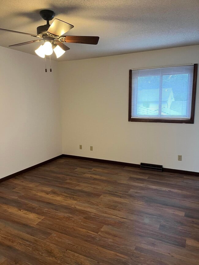 Building Photo - 447 Foxfire Dr