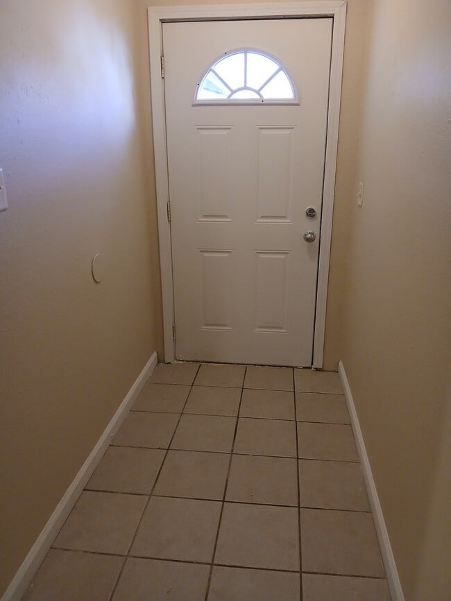 Building Photo - 711 S Poplar St