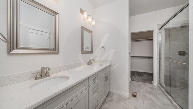 Building Photo - 5747 Villa Lorenzo Dr