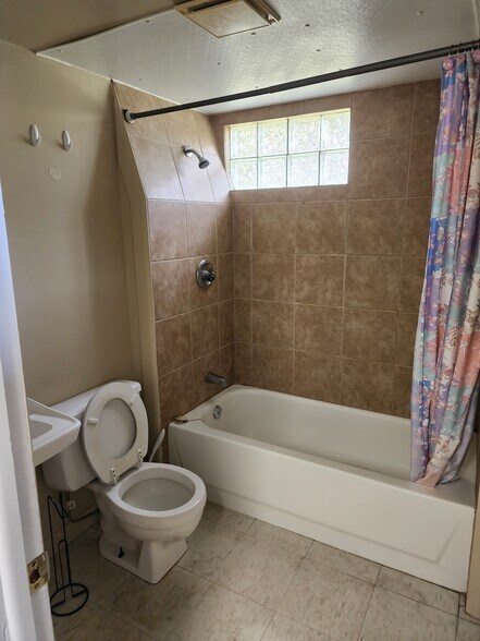 Bath - 270 Roosevelt Ln