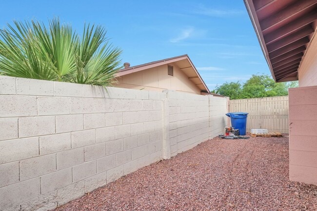 Building Photo - Spacious 6-Bedroom, 4-Bath Pool Home Near ASU Campus