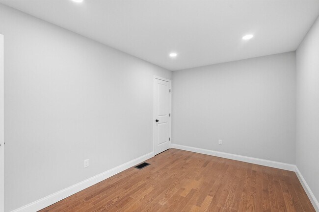 Building Photo - 24 Daytona St