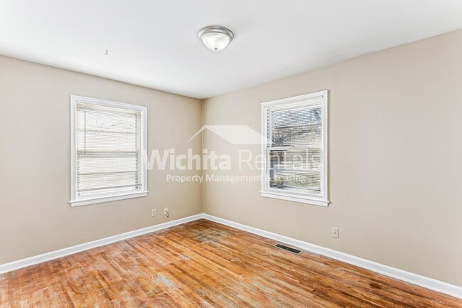 Building Photo - Move-In ready 2 bed/ 1bath + 1 car garage