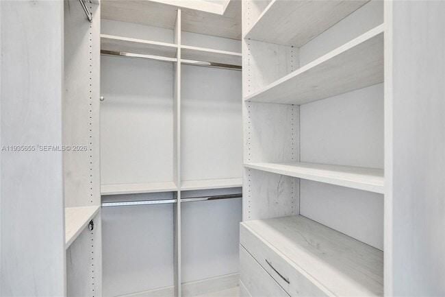 Building Photo - 652 W Palm Aire Dr