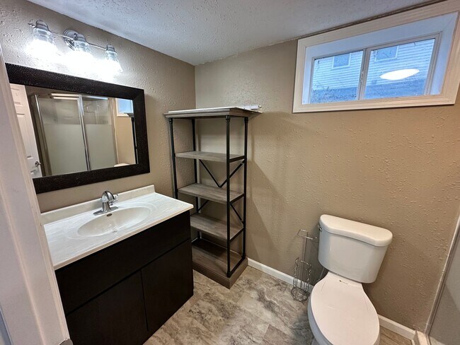 Building Photo - Cute 3 bed 2 bath House Available Now!