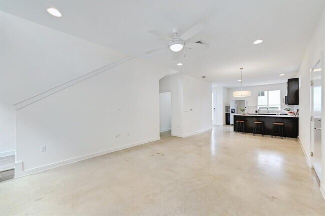 Building Photo - 705 N Bluff Dr