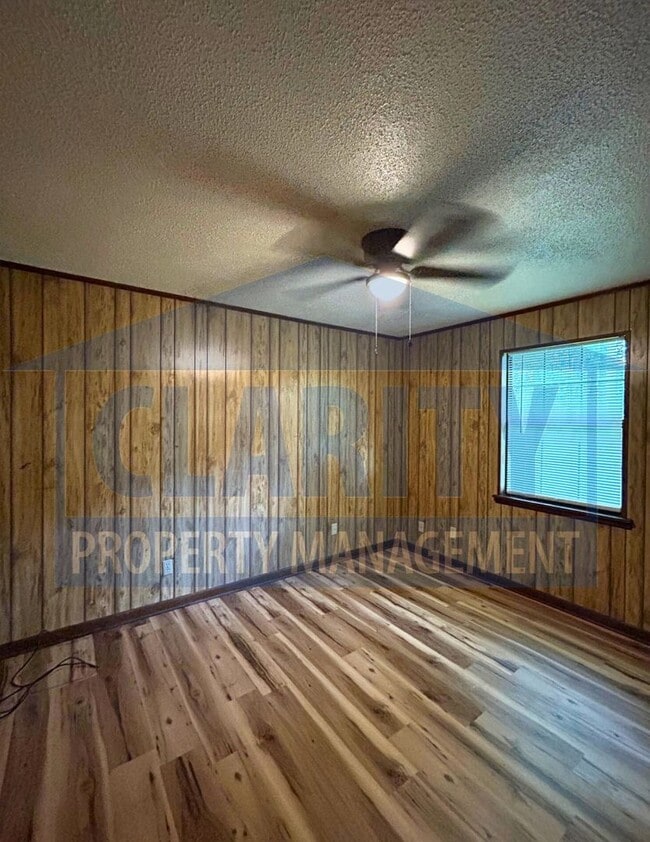 Building Photo - Super cute one bedroom cottage!